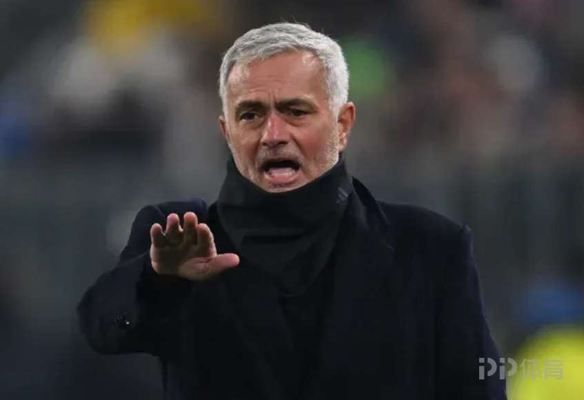 本菲卡球迷因战绩糟糕愤怒包围训练基地 与穆里尼奥对峙